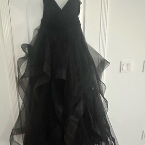 BASIX BLACK LABEL
D1396L
STRAPLESS FLOUNCE TULLE GOWN